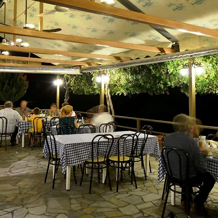 Ξενοδοχείο με διαμερίσματα Pharos Ήλια