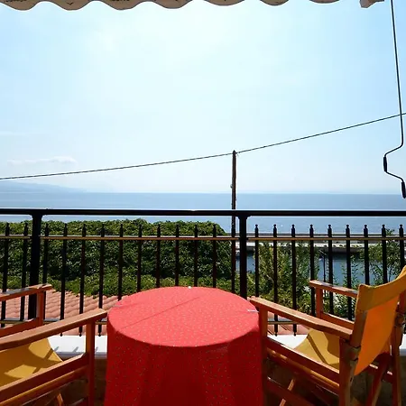 Pharos מלון דירות 3*